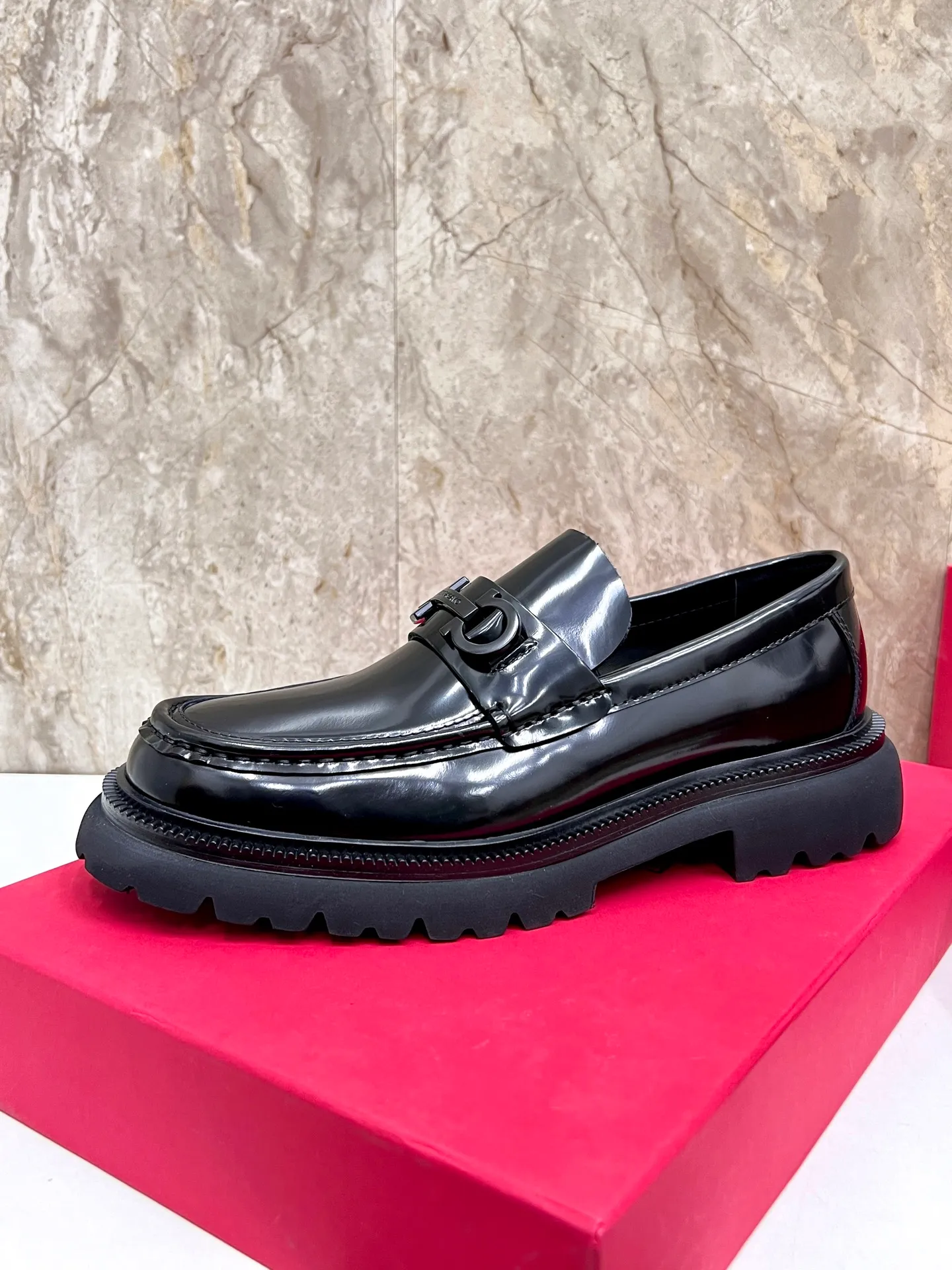 Original quality P780 Brand: Ferragamo Standard code: Men's code 39.40.41.42.43.44 Grade: Same style as the official website High-quality men's shoes Material: Customized first-layer calfskin with water-dyed cowhide lining Cowhide tiptoe Original non-slip and wear-resistant rubber outsole Style category: Men's formal business leather shoes are young and fashionable European and American trends British style Casual matching Comfortable feet Color: actual picture